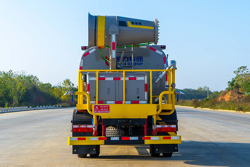 东风大福瑞卡雾炮车 8.8方